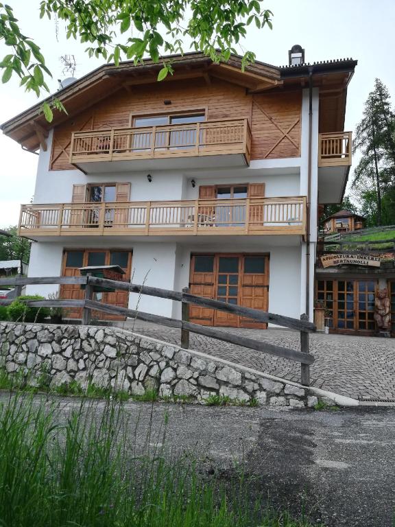 Esterno della casa che ospita Appartamento La Regina