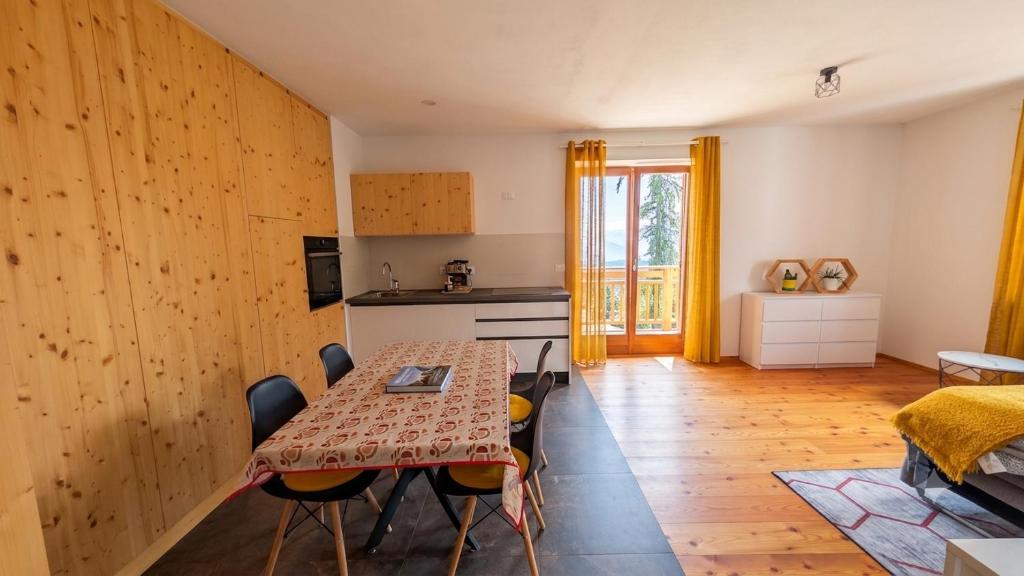 Zona giorno ampia e luminosa con cucina e tavolo da pranzo