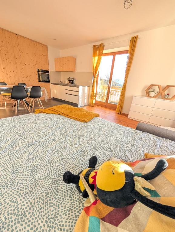 Zona giorno con letto e cucina