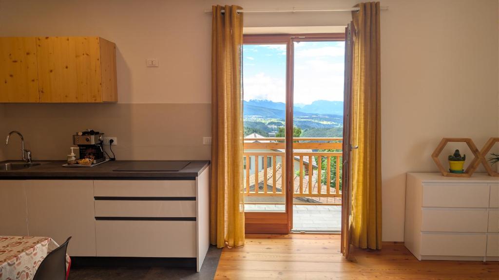 Zona giorno di Appartamento La Regina con balcone e vista sulle montagne